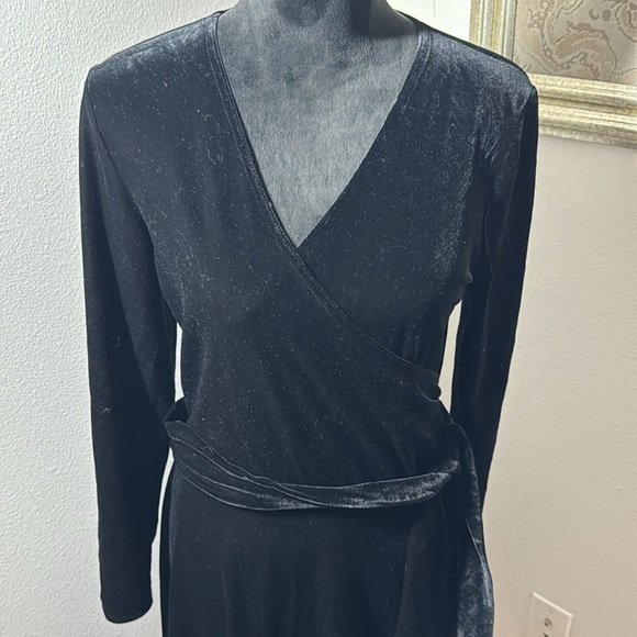 Talbots Sz 10 black velvet mock wrap around V cleavage mid length dress - Picture 2 of 8